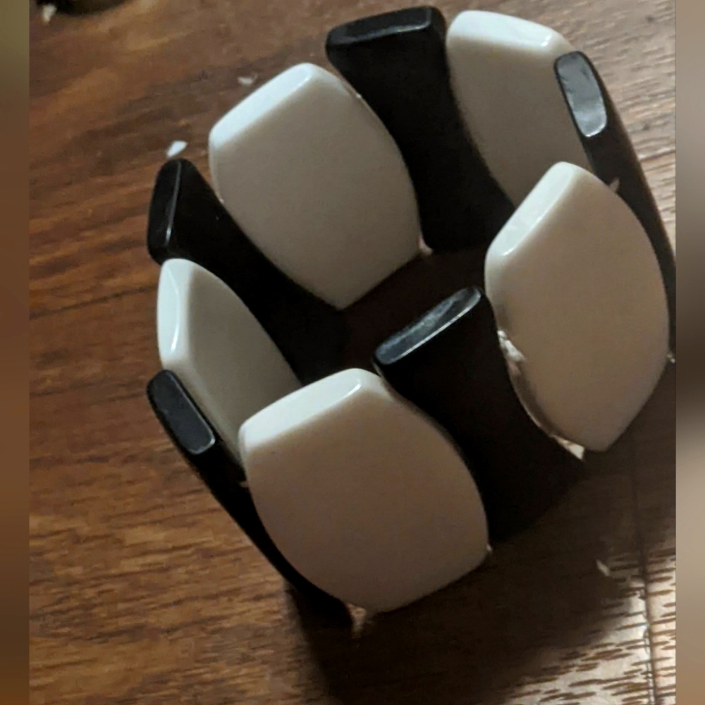 Acrylic stretch bangle bracelet. Very bold look.